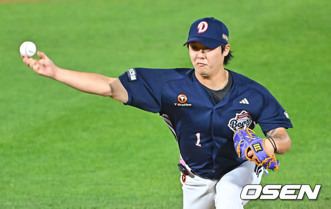 [OSEN=부산, 이석우 기자] 11일 부산 사직야구장에서 2026 신한 SOL KBO 리그 롯데 자이언츠와 두산 베어스의 경기가 열렸다. 홈팀 롯데는 박세웅이, 방문팀 두산은 타카다가 선발 출전했다.두산 베어스 박치국이 역투하고 있다. 2026.06.11 / foto0307@osen.co.kr
