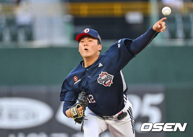 [OSEN=부산, 이석우 기자] 11일 부산 사직야구장에서 2026 신한 SOL KBO 리그 롯데 자이언츠와 두산 베어스의 경기가 열렸다. 홈팀 롯데는 박세웅이, 방문팀 두산은 타카다가 선발 출전했다.두산 베어스 선발 투수 타카다가 역투하고 있다. 2026.06.11 / foto0307@osen.co.kr