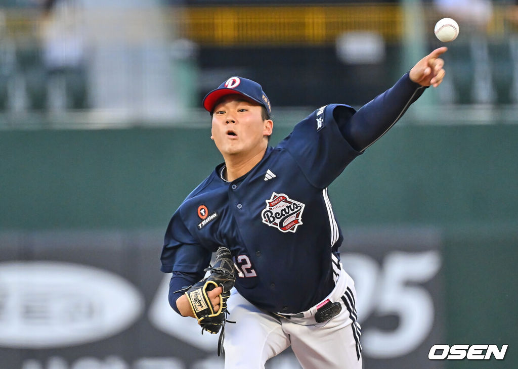 11일 부산 사직야구장에서 2026 신한 SOL KBO 리그 롯데 자이언츠와 두산 베어스의 경기가 열렸다. 홈팀 롯데는 박세웅이, 방문팀 두산은 타카다가 선발 출전했다.두산 베어스 선발 투수 타카다가 역투하고 있다. 2026.06.11 / foto0307@osen.co.kr