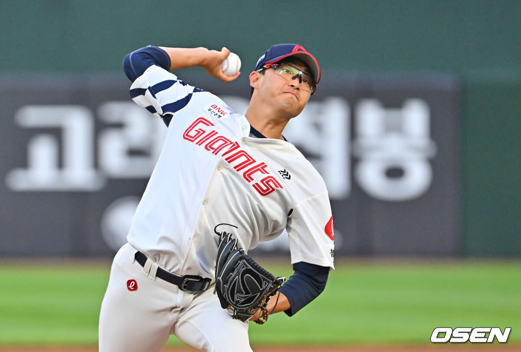 11일 부산 사직야구장에서 2026 신한 SOL KBO 리그 롯데 자이언츠와 두산 베어스의 경기가 열렸다. 홈팀 롯데는 박세웅이, 방문팀 두산은 타카다가 선발 출전했다.롯데 자이언츠 선발 투수 박세웅이 역투하고 있다. 2026.06.11 / foto0307@osen.co.kr