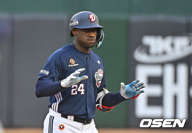 [OSEN=부산, 이석우 기자] 11일 부산 사직야구장에서 2026 신한 SOL KBO 리그 롯데 자이언츠와 두산 베어스의 경기가 열렸다. 홈팀 롯데는 박세웅이, 방문팀 두산은 타카다가 선발 출전했다.두산 베어스 카메론이 1회초 무사 1루 좌중간 1타점 2루타를 치고 세리머니를 하고 있다. 2026.06.11 / foto0307@osen.co.kr