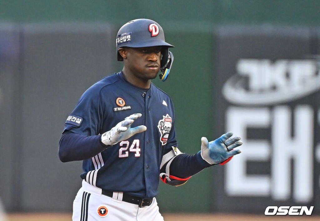 11일 부산 사직야구장에서 2026 신한 SOL KBO 리그 롯데 자이언츠와 두산 베어스의 경기가 열렸다. 홈팀 롯데는 박세웅이, 방문팀 두산은 타카다가 선발 출전했다.두산 베어스 카메론이 1회초 무사 1루 좌중간 1타점 2루타를 치고 세리머니를 하고 있다. 2026.06.11 / foto0307@osen.co.kr