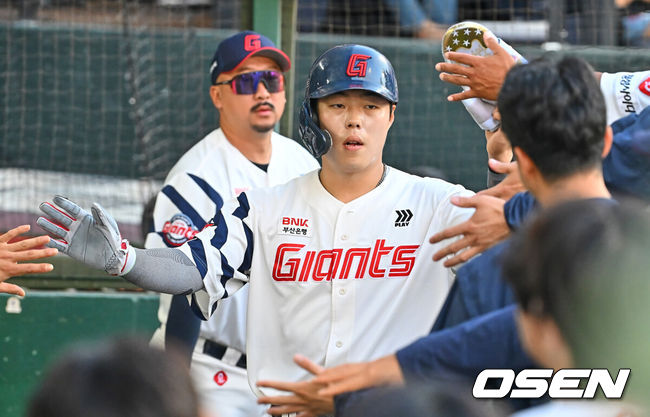 [OSEN=부산, 이석우 기자] 11일 부산 사직야구장에서 2026 신한 SOL KBO 리그 롯데 자이언츠와 두산 베어스의 경기가 열렸다. 홈팀 롯데는 박세웅이, 방문팀 두산은 타카다가 선발 출전했다.롯데 자이언츠 고승민이 1회말 1사 1,3루 전민재의 중견수 희생플라이때 득점을 올리고 하이파이브를 하고 있다. 2026.06.11 / foto0307@osen.co.kr