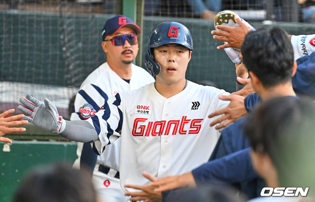 11일 부산 사직야구장에서 2026 신한 SOL KBO 리그 롯데 자이언츠와 두산 베어스의 경기가 열렸다. 홈팀 롯데는 박세웅이, 방문팀 두산은 타카다가 선발 출전했다.롯데 자이언츠 고승민이 1회말 1사 1,3루 전민재의 중견수 희생플라이때 득점을 올리고 하이파이브를 하고 있다. 2026.06.11 / foto0307@osen.co.kr