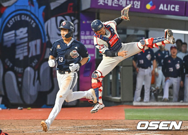 [OSEN=부산, 이석우 기자] 11일 부산 사직야구장에서 2026 신한 SOL KBO 리그 롯데 자이언츠와 두산 베어스의 경기가 열렸다. 홈팀 롯데는 박세웅이, 방문팀 두산은 타카다가 선발 출전했다.두산 베어스 이유찬이 4회초 1사 중견수 뒤 펜스 맞추고 그라운드 홈런을 성공하고 있다. 2026.06.11 / foto0307@osen.co.kr