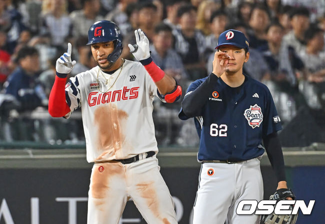 [OSEN=부산, 이석우 기자] 11일 부산 사직야구장에서 2026 신한 SOL KBO 리그 롯데 자이언츠와 두산 베어스의 경기가 열렸다. 홈팀 롯데는 박세웅이, 방문팀 두산은 타카다가 선발 출전했다.롯데 자이언츠 레이예스가 4회말 2사 1,3루 우익수 오른쪽 역전 2타점 3루타를 치고 세리머니를 하고 있다. 2026.06.11 / foto0307@osen.co.kr