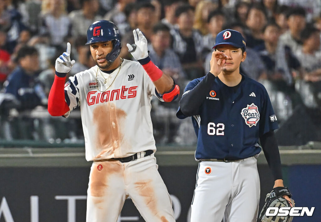 11일 부산 사직야구장에서 2026 신한 SOL KBO 리그 롯데 자이언츠와 두산 베어스의 경기가 열렸다. 홈팀 롯데는 박세웅이, 방문팀 두산은 타카다가 선발 출전했다.롯데 자이언츠 레이예스가 4회말 2사 1,3루 우익수 오른쪽 역전 2타점 3루타를 치고 세리머니를 하고 있다. 2026.06.11 / foto0307@osen.co.kr