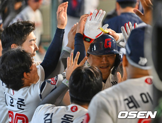 [OSEN=부산, 이석우 기자] 11일 부산 사직야구장에서 2026 신한 SOL KBO 리그 롯데 자이언츠와 두산 베어스의 경기가 열렸다. 홈팀 롯데는 박세웅이, 방문팀 두산은 타카다가 선발 출전했다.롯데 자이언츠 손호영이 5회말 1사 좌월 솔로 홈런을 치고 하이파이브를 하고 있다. 2026.06.11 / foto0307@osen.co.kr