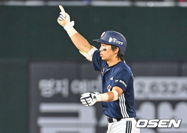 [OSEN=부산, 이석우 기자] 11일 부산 사직야구장에서 2026 신한 SOL KBO 리그 롯데 자이언츠와 두산 베어스의 경기가 열렸다. 홈팀 롯데는 박세웅이, 방문팀 두산은 타카다가 선발 출전했다.두산 베어스 김민석이 6회초 1사 1,3루 우익수 오른쪽 역전 1타점 2루타를 치고 세리머니를 하고 있다. 2026.06.11 / foto0307@osen.co.kr