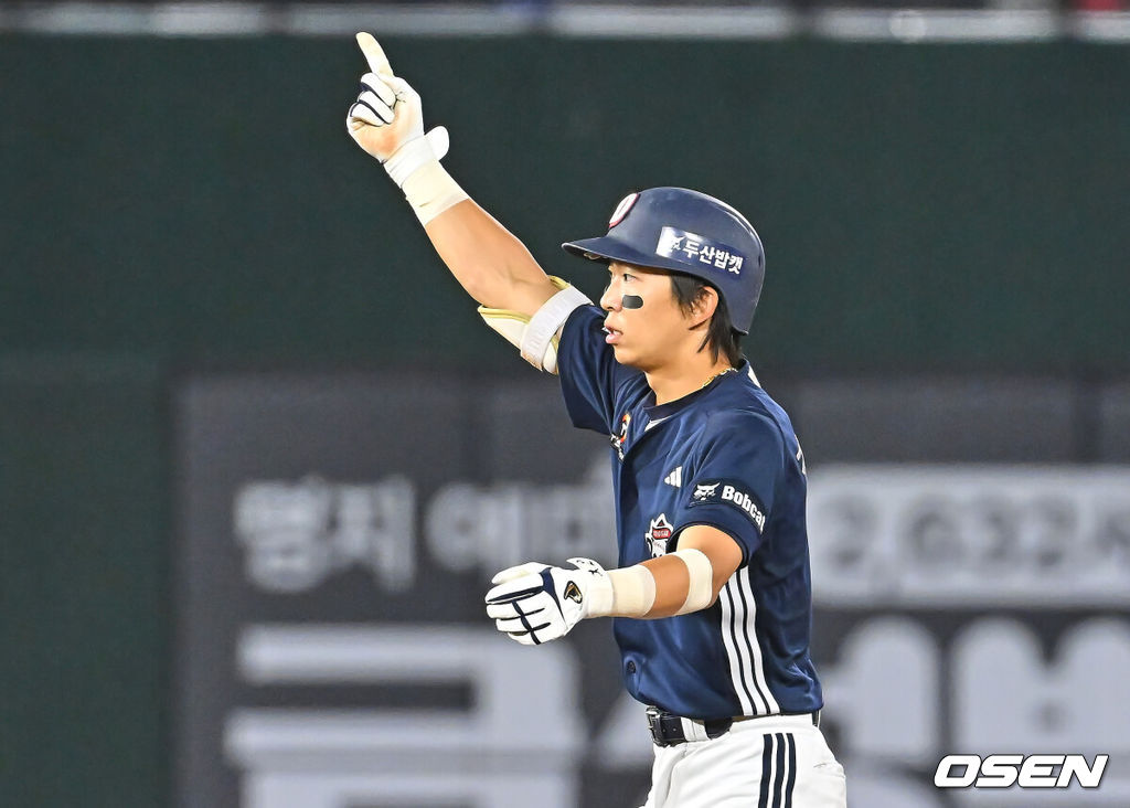 11일 부산 사직야구장에서 2026 신한 SOL KBO 리그 롯데 자이언츠와 두산 베어스의 경기가 열렸다. 홈팀 롯데는 박세웅이, 방문팀 두산은 타카다가 선발 출전했다.두산 베어스 김민석이 6회초 1사 1,3루 우익수 오른쪽 역전 1타점 2루타를 치고 세리머니를 하고 있다. 2026.06.11 / foto0307@osen.co.kr