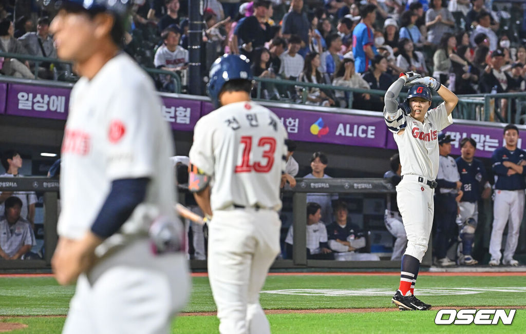 11일 부산 사직야구장에서 2026 신한 SOL KBO 리그 롯데 자이언츠와 두산 베어스의 경기가 열렸다. 홈팀 롯데는 박세웅이, 방문팀 두산은 타카다가 선발 출전했다.롯데 자이언츠 고승민이 8회말 2사 2,3루 전민재의 잘 맞은 홈런성 타구가 파울라인을 벗어나자 아쉬워하고 있다. 2026.06.11 / foto0307@osen.co.kr