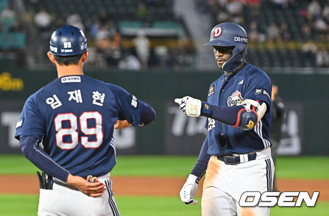 [OSEN=부산, 이석우 기자] 11일 부산 사직야구장에서 2026 신한 SOL KBO 리그 롯데 자이언츠와 두산 베어스의 경기가 열렸다. 홈팀 롯데는 박세웅이, 방문팀 두산은 타카다가 선발 출전했다.두산 베어스 카메론이 6회초 1사 만루 우중간 동점 2타점 안타를 치고 하이파이브를 하고 있다. 2026.06.11 / foto0307@osen.co.kr