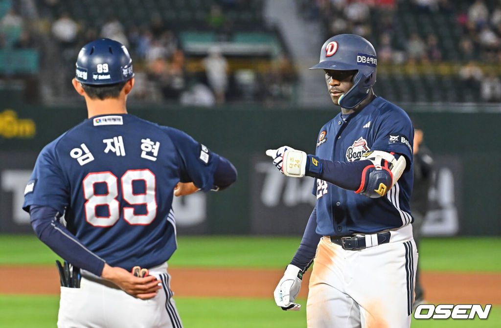 11일 부산 사직야구장에서 2026 신한 SOL KBO 리그 롯데 자이언츠와 두산 베어스의 경기가 열렸다. 홈팀 롯데는 박세웅이, 방문팀 두산은 타카다가 선발 출전했다.두산 베어스 카메론이 6회초 1사 만루 우중간 동점 2타점 안타를 치고 하이파이브를 하고 있다. 2026.06.11 / foto0307@osen.co.kr