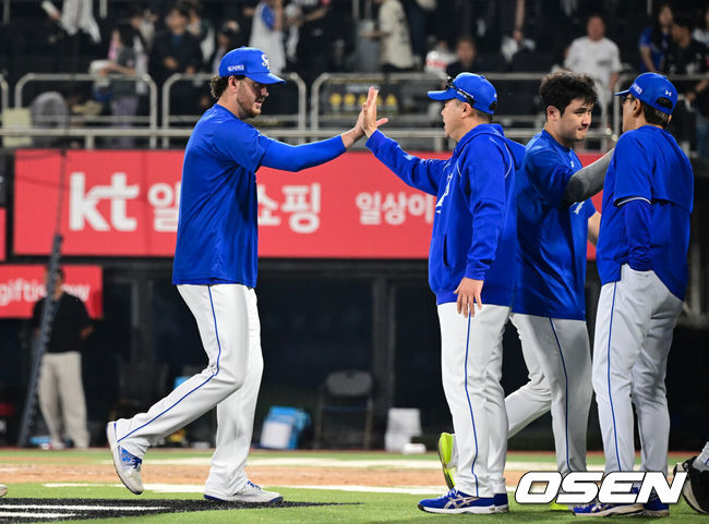 [OSEN=수원, 조은정 기자]박진만 감독의 파격 라인업이 적중했다.&nbsp;프로야구 삼성 라이온즈는 11일 수원KT위즈파크에서 열린 2026 신한 SOL KBO리그 KT 위즈와의 시즌 8차전에서 8-1로 승리했다.&nbsp;삼성 오러클린과 박진만 감독이 승리를 기뻐하고 있다. 2026.06.11 /cej@osen.co.kr