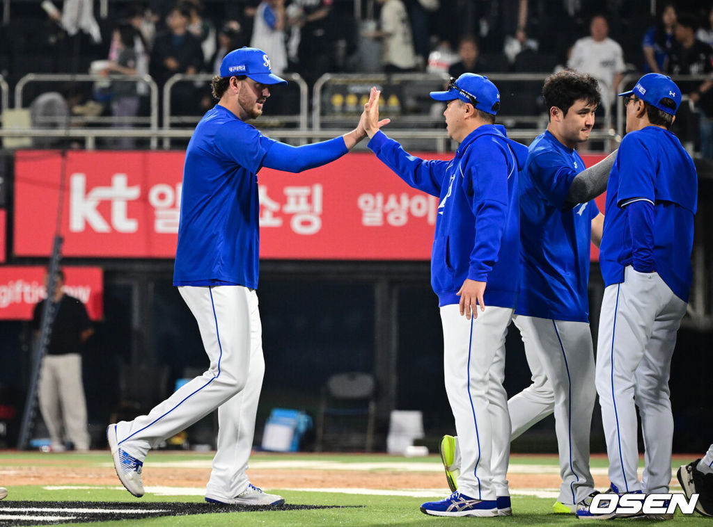 박진만 감독의 파격 라인업이 적중했다. 프로야구 삼성 라이온즈는 11일 수원KT위즈파크에서 열린 2026 신한 SOL KBO리그 KT 위즈와의 시즌 8차전에서 8-1로 승리했다. 삼성 오러클린과 박진만 감독이 승리를 기뻐하고 있다. 2026.06.11 /cej@osen.co.kr