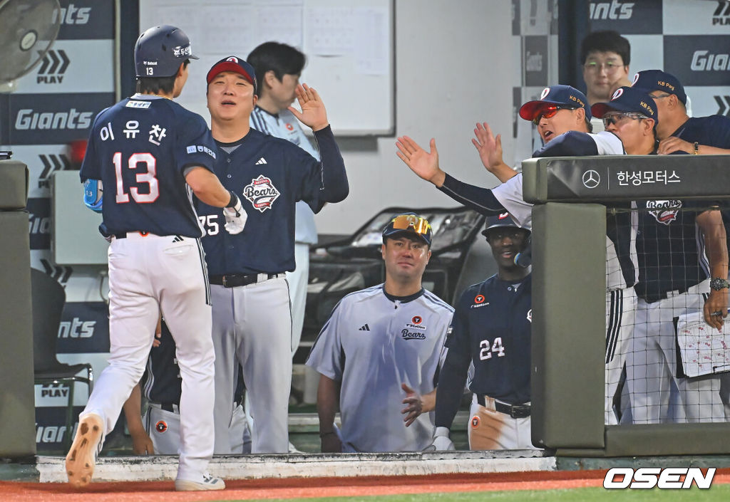 11일 부산 사직야구장에서 2026 신한 SOL KBO 리그 롯데 자이언츠와 두산 베어스의 경기가 열렸다. 홈팀 롯데는 박세웅이, 방문팀 두산은 타카다가 선발 출전했다.두산 베어스 이유찬이 4회초 1사 중견수 뒤 펜스 맞추고 그라운드 홈런을 성공한 후 김원형 감독의 축하를 받고 있다. 2026.06.11 / foto0307@osen.co.kr