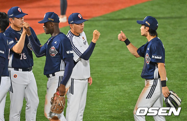 [OSEN=부산, 이석우 기자] 11일 부산 사직야구장에서 2026 신한 SOL KBO 리그 롯데 자이언츠와 두산 베어스의 경기가 열렸다. 홈팀 롯데는 박세웅이, 방문팀 두산은 타카다가 선발 출전했다.두산 베어스 김원형 감독이 롯데 자이언츠에 12-7로 승리한 후 이유찬, 카메론과 하이파이브를 하고 있다. 2026.06.11 / foto0307@osen.co.kr
