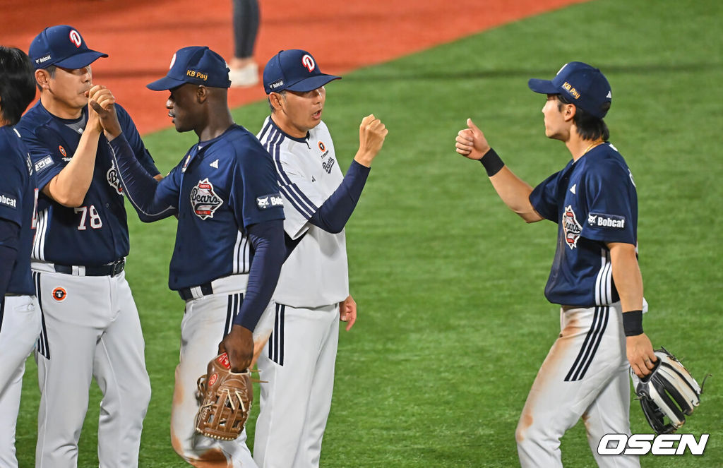 11일 부산 사직야구장에서 2026 신한 SOL KBO 리그 롯데 자이언츠와 두산 베어스의 경기가 열렸다. 홈팀 롯데는 박세웅이, 방문팀 두산은 타카다가 선발 출전했다.두산 베어스 김원형 감독이 롯데 자이언츠에 12-7로 승리한 후 이유찬, 카메론과 하이파이브를 하고 있다. 2026.06.11 / foto0307@osen.co.kr