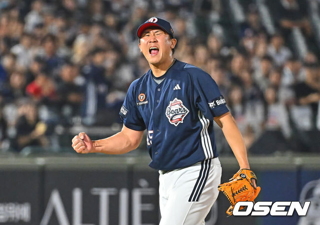 [OSEN=부산, 이석우 기자] 11일 부산 사직야구장에서 2026 신한 SOL KBO 리그 롯데 자이언츠와 두산 베어스의 경기가 열렸다. 홈팀 롯데는 박세웅이, 방문팀 두산은 타카다가 선발 출전했다.두산 베어스 이용찬이 8회말 2사 2,3루 롯데 자이언츠 전민재를 삼진으로 잡고 포효하고 있다. 2026.06.11 / foto0307@osen.co.kr