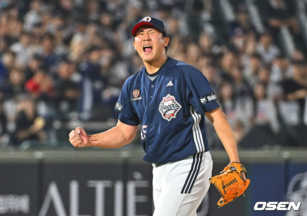 11일 부산 사직야구장에서 2026 신한 SOL KBO 리그 롯데 자이언츠와 두산 베어스의 경기가 열렸다. 홈팀 롯데는 박세웅이, 방문팀 두산은 타카다가 선발 출전했다.두산 베어스 이용찬이 8회말 2사 2,3루 롯데 자이언츠 전민재를 삼진으로 잡고 포효하고 있다. 2026.06.11 / foto0307@osen.co.kr