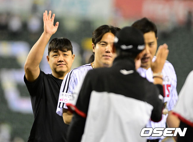 [OSEN=잠실, 지형준 기자] LG 트윈스가 SSG 랜더스를 대파하고 주중 3연전을 싹쓸이, 3연승을 내달렸다.염경엽 감독이 이끄는 LG는 11일 서울 잠실구장에서 열린 2026 신한 SOL KBO리그 SSG와의 홈경기에서 15-1로 크게 이겼다. 이날 승리로 3연을 달성한 LG는 39승23패를 만들었다. 반면 3연패에 빠진 SSG는 26승35패1무를 마크했다.경기를 마치고 LG 장현식이 승리를 기뻐하고 있다. 2026.06.11&nbsp;/ jpnews@osen.co.kr