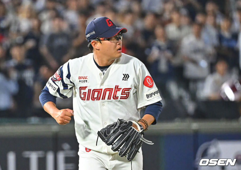 11일 부산 사직야구장에서 2026 신한 SOL KBO 리그 롯데 자이언츠와 두산 베어스의 경기가 열렸다. 홈팀 롯데는 박세웅이, 방문팀 두산은 타카다가 선발 출전했다.롯데 자이언츠 선발 투수 박세웅이 5회초 2사 2,3루 두산 베어스 안재석을 삼진으로 잡고 주먹을 불끈 쥐고 있다. 2026.06.11 / foto0307@osen.co.kr