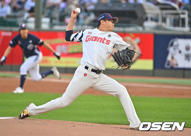 [OSEN=부산, 이석우 기자] 11일 부산 사직야구장에서 2026 신한 SOL KBO 리그 롯데 자이언츠와 두산 베어스의 경기가 열렸다. 홈팀 롯데는 박세웅이, 방문팀 두산은 타카다가 선발 출전했다.롯데 자이언츠 선발 투수 박세웅이 역투하고 있다. 2026.06.11 / foto0307@osen.co.kr