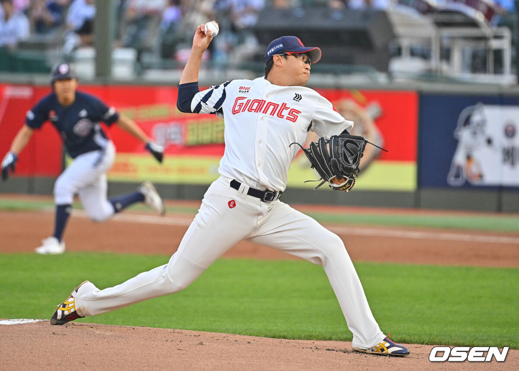 11일 부산 사직야구장에서 2026 신한 SOL KBO 리그 롯데 자이언츠와 두산 베어스의 경기가 열렸다. 홈팀 롯데는 박세웅이, 방문팀 두산은 타카다가 선발 출전했다.롯데 자이언츠 선발 투수 박세웅이 역투하고 있다. 2026.06.11 / foto0307@osen.co.kr