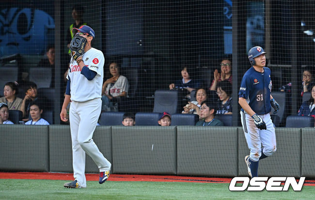 [OSEN=부산, 이석우 기자] 11일 부산 사직야구장에서 2026 신한 SOL KBO 리그 롯데 자이언츠와 두산 베어스의 경기가 열렸다. 홈팀 롯데는 박세웅이, 방문팀 두산은 타카다가 선발 출전했다.롯데 자이언츠 박세웅이 1회초 무사 1루 두산 베어스 카메론의 좌중간 2루타때 정수빈에게 득점을 허용하고 아쉬워하고 있다. 2026.06.11 / foto0307@osen.co.kr