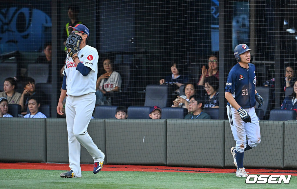 11일 부산 사직야구장에서 2026 신한 SOL KBO 리그 롯데 자이언츠와 두산 베어스의 경기가 열렸다. 홈팀 롯데는 박세웅이, 방문팀 두산은 타카다가 선발 출전했다.롯데 자이언츠 박세웅이 1회초 무사 1루 두산 베어스 카메론의 좌중간 2루타때 정수빈에게 득점을 허용하고 아쉬워하고 있다. 2026.06.11 / foto0307@osen.co.kr