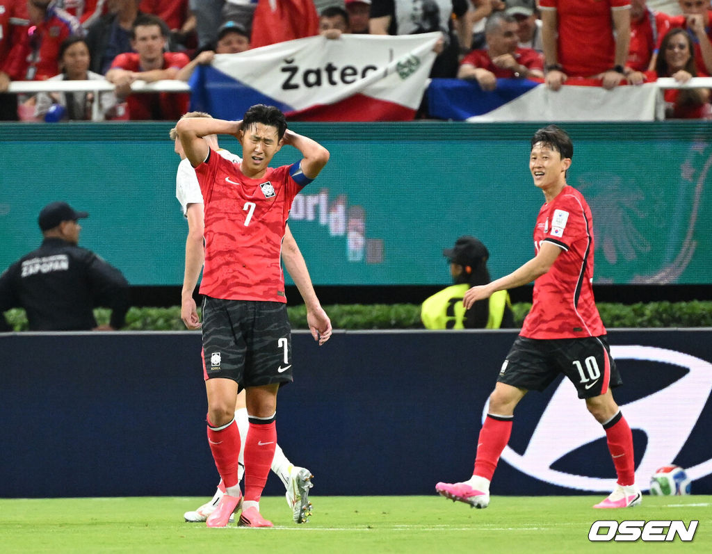  12일 (한국시간) 멕시코 에스타디오 과달라하라에서 2026 국제축구연맹(FIFA) 북중미 월드컵 A조 조별리그 1차전 대한민국과 체코의 경기가 열렸다.대표팀은 체코전을 시작으로 19일 개최국 멕시코와 같은 장소에서 격돌한 뒤, 25일 몬테레이 BBVA 스타디움에서 남아프리카공화국과 최종전을 치른다.손흥민이 강력한 슈팅이 빗나가자 아쉬워 하고 있다.2026.06.12 /sunday@osen.co.kr