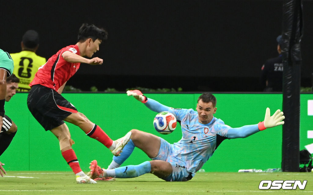  12일 (한국시간) 멕시코 에스타디오 과달라하라에서 2026 국제축구연맹(FIFA) 북중미 월드컵 A조 조별리그 1차전 대한민국과 체코의 경기가 열렸다.대표팀은 체코전을 시작으로 19일 개최국 멕시코와 같은 장소에서 격돌한 뒤, 25일 몬테레이 BBVA 스타디움에서 남아프리카공화국과 최종전을 치른다.후반 황인범이 동점골을 넣고 있다.2026.06.12 /sunday@osen.co.kr
