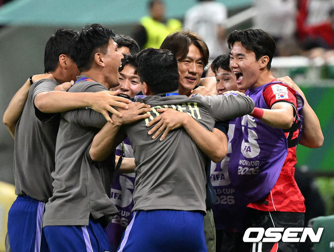 [OSEN=과달라하라(멕시코), 이대선 기자] 교체 카드가 그대로 적중했다. '슈퍼 조커'로 나선 오현규(25, 베식타스)가 짜릿한 역전골을 터트리며 포효했다.홍명보 감독이 이끄는 대한민국 축구대표팀은 12일(한국시간) 멕시코 과달라하라의 에스타디오 과달라하라에서 열린 2026 국제축구연맹(FIFA) 북중미 월드컵 A조 1차전에서 체코를 상대로 2-1 역전승을 거뒀다. 남아프리카공화국을 2-0으로 제압한 개최국 멕시코에 이은 조&nbsp;2위다.경기 종료 후 대한민국 홍명보 감독이 선수들과 환호하고 있다. 2026.06.12 /sunday@osen.co.kr