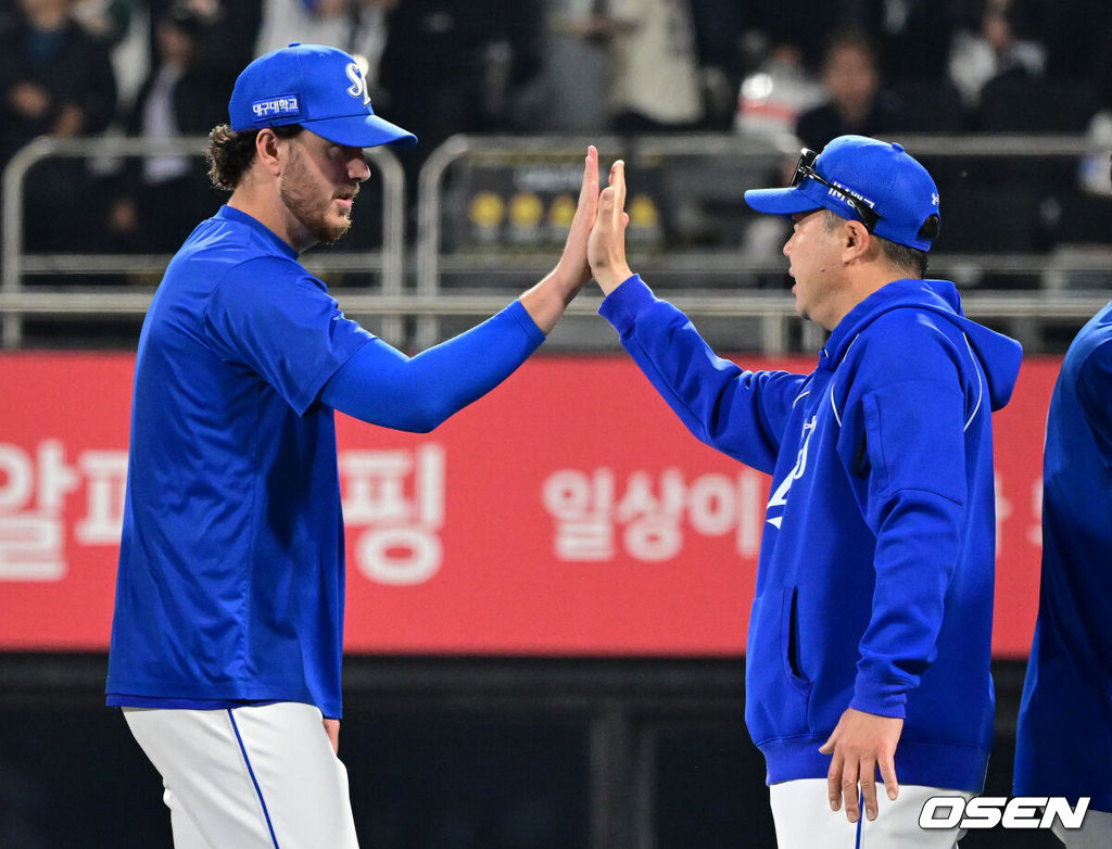 박진만 감독의 파격 라인업이 적중했다. 프로야구 삼성 라이온즈는 11일 수원KT위즈파크에서 열린 2026 신한 SOL KBO리그 KT 위즈와의 시즌 8차전에서 8-1로 승리했다. 삼성 오러클린과 박진만 감독이 승리를 기뻐하고 있다. 2026.06.11 /cej@osen.co.kr
