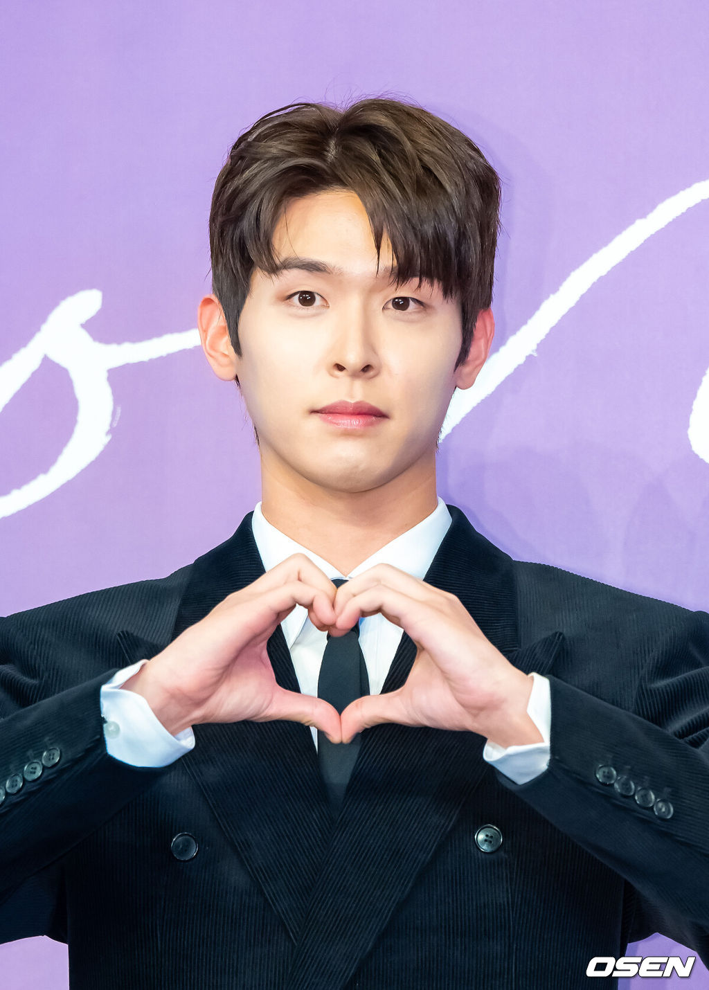 18일 오후 서울 신도림 드링크 서울에서 JTBC 새 금요시리즈 ‘러브 미’(연출 조영민/극본 박은영·박희권) 제작발표회가 진행됐다.'러브 미'는 내 인생만 애틋했던, 조금은 이기적이라 어쩌면 더 평범한 가족이 각자의 사랑을 시작하며 성장하는 이야기다로 이날 행사에는 조영민 감독과 배우 서현진, 유재명, 이시우, 윤세아, 장률, 다현이 참석했다. 배우 이시우가 포즈를 취하고 있다.  2025.12.18 / soul1014@osen.co.kr 