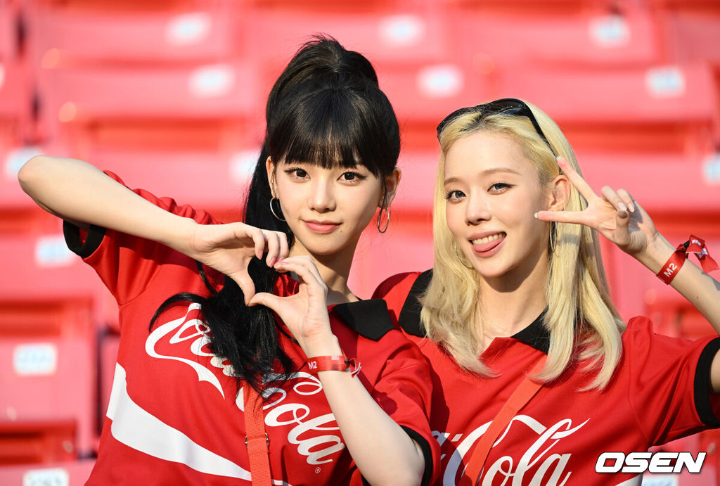 12일(한국시각)  멕시코 과달라하라의 에스타디오 스타디움에서 2026 북중미 월드컵 A조 대한민국과 체코의 1차전 경기가 열렸다.월드컵 여신 에스파의 카리나와 윈터가 응원을 하고 있다. 2026.06.12 /sunday@osen.co.kr