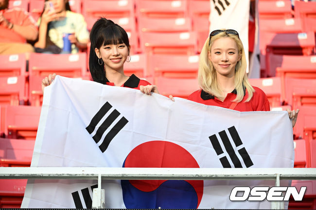 [OSEN=과달라하라(멕시코), 이대선 기자] 12일(한국시각)  멕시코 과달라하라의 에스타디오 스타디움에서 2026 북중미 월드컵 A조 대한민국과 체코의 1차전 경기가 열렸다.월드컵 여신 에스파의 카리나와 윈터가 응원을 하고 있다. 2026.06.12 /sunday@osen.co.kr