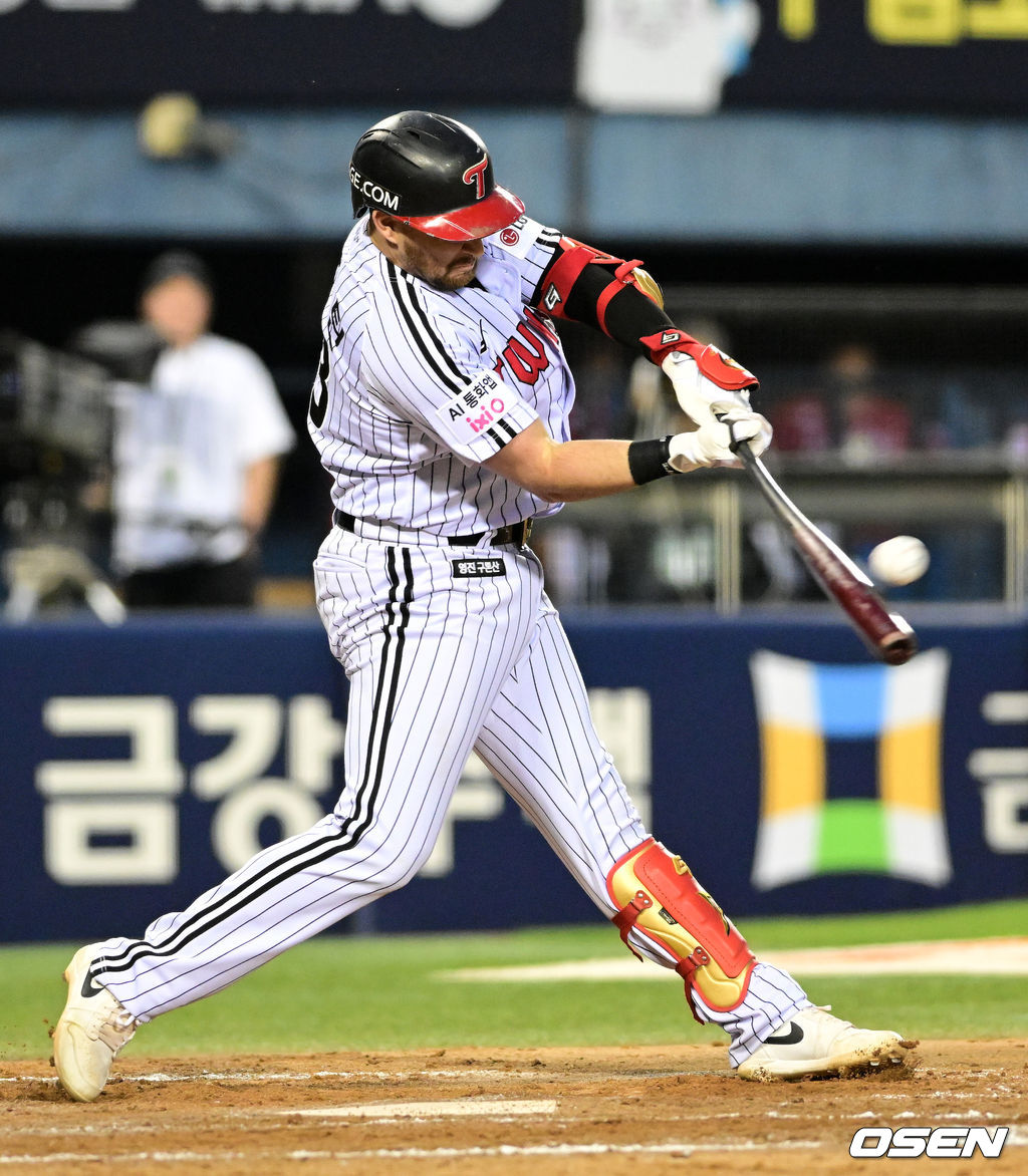 11일 서울 잠실야구장에서 2026 신한 SOL KBO리그 LG 트윈스와 SSG 랜더스의 경기가 열렸다. 4회말 1사 만루에서 LG 오스틴이 싹쓸이 3타점 적시 2루타를 날리고 있다. 2026.06.11 / jpnews@osen.co.kr