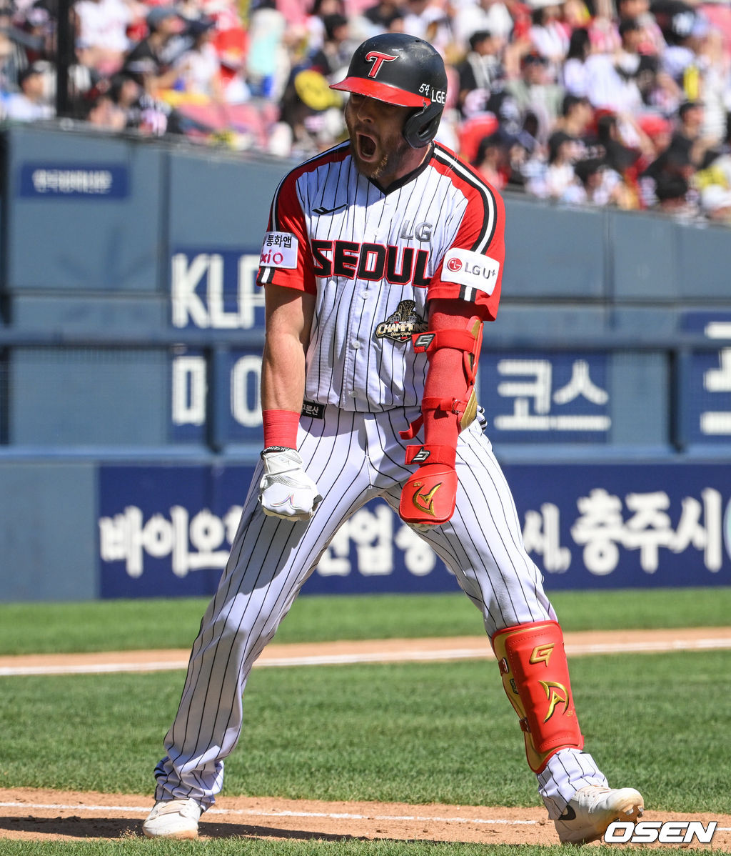 31일 서울 잠실야구장에서 ‘2026 신한 SOL Bank KBO리그’ LG 트윈스와 KIA 타이거즈의 경기가 열렸다. 5회말 2사 1루에서 LG 오스틴이 다시 앞서가는 투런 홈런을 날린 뒤 베이스를 돌고 있다. 2026.05.31 /cej@osen.co.kr