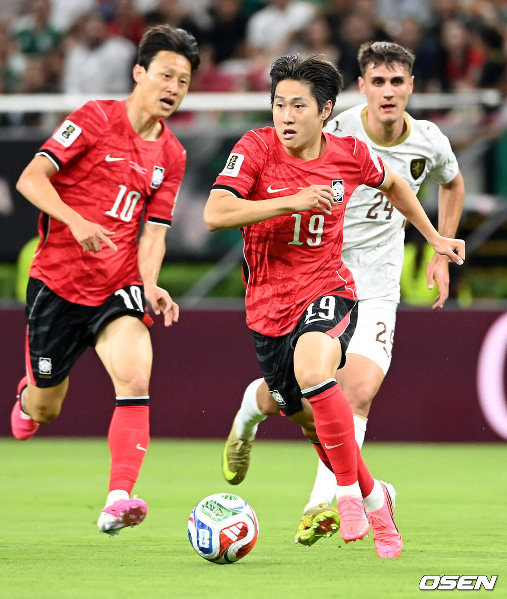  12일 (한국시간) 멕시코 에스타디오 과달라하라에서 2026 국제축구연맹(FIFA) 북중미 월드컵 A조 조별리그 1차전 대한민국과 체코의 경기가 열렸다.대표팀은 체코전을 시작으로 19일 개최국 멕시코와 같은 장소에서 격돌한 뒤, 25일 몬테레이 BBVA 스타디움에서 남아프리카공화국과 최종전을 치른다.이강인이 체코 문전을 돌파하고 있다.2026.06.12 /sunday@osen.co.kr