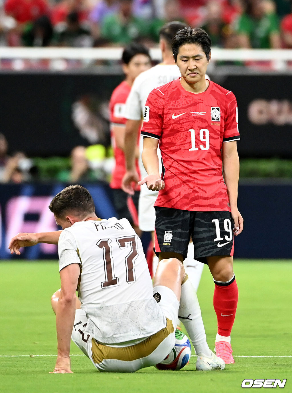  12일 (한국시간) 멕시코 에스타디오 과달라하라에서 2026 국제축구연맹(FIFA) 북중미 월드컵 A조 조별리그 1차전 대한민국과 체코의 경기가 열렸다.대표팀은 체코전을 시작으로 19일 개최국 멕시코와 같은 장소에서 격돌한 뒤, 25일 몬테레이 BBVA 스타디움에서 남아프리카공화국과 최종전을 치른다.이강인이 체코 프로보드에게 알어나라는 제스쳐를 취하고 있다.2026.06.12 /sunday@osen.co.kr
