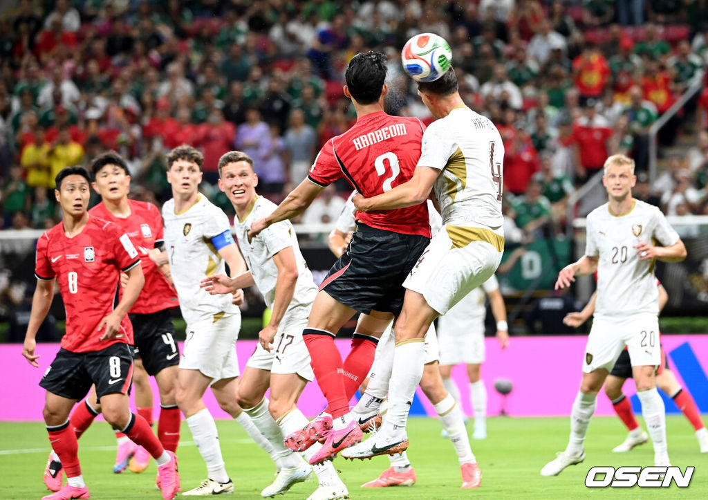  12일 (한국시간) 멕시코 에스타디오 과달라하라에서 2026 국제축구연맹(FIFA) 북중미 월드컵 A조 조별리그 1차전 대한민국과 체코의 경기가 열렸다.대표팀은 체코전을 시작으로 19일 개최국 멕시코와 같은 장소에서 격돌한 뒤, 25일 몬테레이 BBVA 스타디움에서 남아프리카공화국과 최종전을 치른다.이한범이 헤딩을 하고 있다.2026.06.12 /sunday@osen.co.kr
