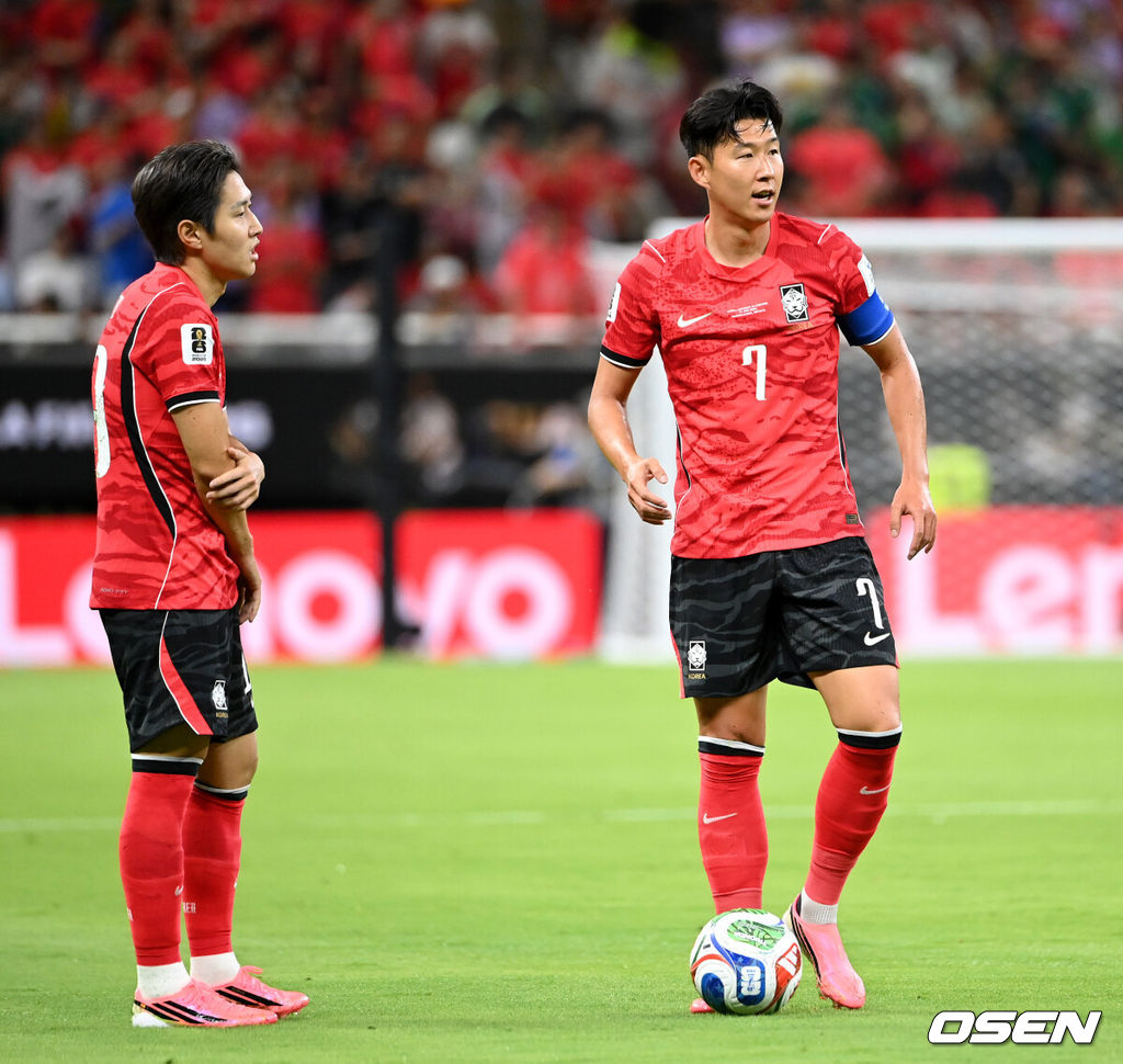  12일 (한국시간) 멕시코 에스타디오 과달라하라에서 2026 국제축구연맹(FIFA) 북중미 월드컵 A조 조별리그 1차전 대한민국과 체코의 경기가 열렸다.대표팀은 체코전을 시작으로 19일 개최국 멕시코와 같은 장소에서 격돌한 뒤, 25일 몬테레이 BBVA 스타디움에서 남아프리카공화국과 최종전을 치른다.손흥민과 이강인이 프리킥 준비를 하고 있다.2026.06.12 /sunday@osen.co.kr