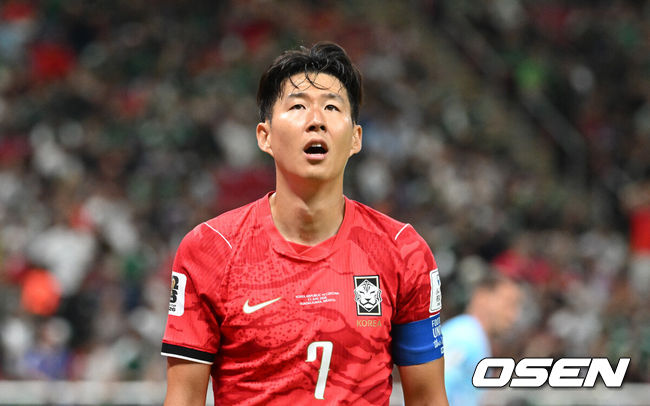 [OSEN=과달라하라(멕시코), 이대선 기자] 12일 (한국시간) 멕시코 에스타디오 과달라하라에서 2026 국제축구연맹(FIFA) 북중미 월드컵 A조 조별리그 1차전 대한민국과 체코의 경기가 열렸다.대표팀은 체코전을 시작으로 19일 개최국 멕시코와 같은 장소에서 격돌한 뒤, 25일 몬테레이 BBVA 스타디움에서 남아프리카공화국과 최종전을 치른다.손흥민이 슈팅이 빗나가자 아쉬워 하고 있다.2026.06.12 /sunday@osen.co.kr