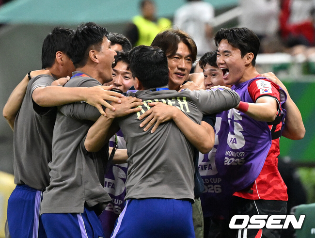 [OSEN=과달라하라(멕시코), 이대선 기자] 교체 카드가 그대로 적중했다. '슈퍼 조커'로 나선 오현규(25, 베식타스)가 짜릿한 역전골을 터트리며 포효했다.홍명보 감독이 이끄는 대한민국 축구대표팀은 12일(한국시간) 멕시코 과달라하라의 에스타디오 과달라하라에서 열린 2026 국제축구연맹(FIFA) 북중미 월드컵 A조 1차전에서 체코를 상대로 2-1 역전승을 거뒀다. 남아프리카공화국을 2-0으로 제압한 개최국 멕시코에 이은 조 2위다.경기 종료 후 대한민국 홍명보 감독이 선수들과 환호하고 있다. 2026.06.12 /sunday@osen.co.kr
