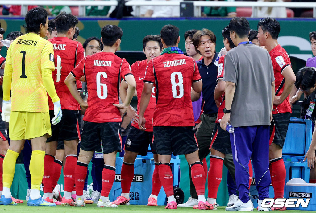  12일 (한국시간) 멕시코 에스타디오 과달라하라에서 2026 국제축구연맹(FIFA) 북중미 월드컵 A조 조별리그 1차전 대한민국과 체코의 경기가 열렸다.대표팀은 체코전을 시작으로 19일 개최국 멕시코와 같은 장소에서 격돌한 뒤, 25일 몬테레이 BBVA 스타디움에서 남아프리카공화국과 최종전을 치른다.홍명보 감독이 작전 지시를 하고 있다.2026.06.12 /sunday@osen.co.kr