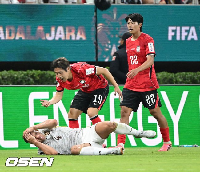  [OSEN=과달라하라(멕시코), 이대선 기자] 12일 (한국시간) 멕시코 에스타디오 과달라하라에서 2026 국제축구연맹(FIFA) 북중미 월드컵 A조 조별리그 1차전 대한민국과 체코의 경기가 열렸다.대표팀은 체코전을 시작으로 19일 개최국 멕시코와 같은 장소에서 격돌한 뒤, 25일 몬테레이 BBVA 스타디움에서 남아프리카공화국과 최종전을 치른다.이강인이 흐라냐치에 일어나라는 제스쳐를 취하고 있다.2026.06.12 /sunday@osen.co.kr