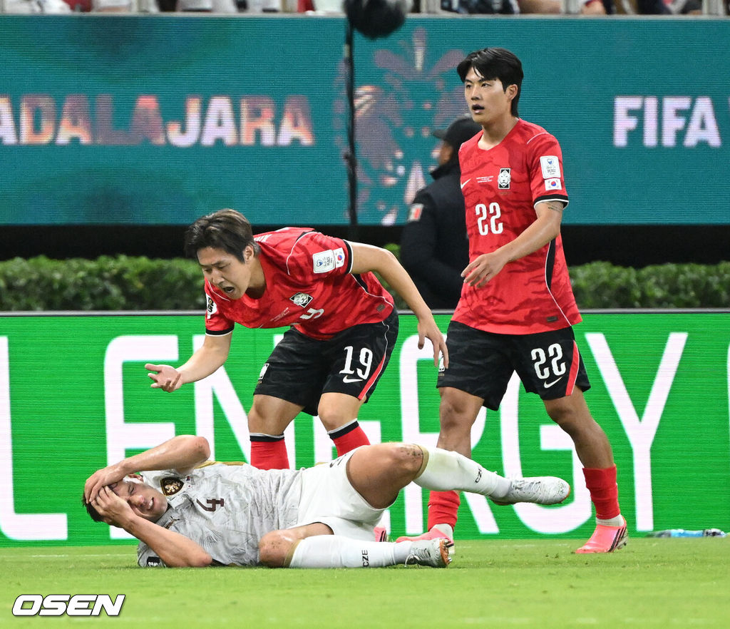  12일 (한국시간) 멕시코 에스타디오 과달라하라에서 2026 국제축구연맹(FIFA) 북중미 월드컵 A조 조별리그 1차전 대한민국과 체코의 경기가 열렸다.대표팀은 체코전을 시작으로 19일 개최국 멕시코와 같은 장소에서 격돌한 뒤, 25일 몬테레이 BBVA 스타디움에서 남아프리카공화국과 최종전을 치른다.이강인이 흐라냐치에 일어나라는 제스쳐를 취하고 있다.2026.06.12 /sunday@osen.co.kr