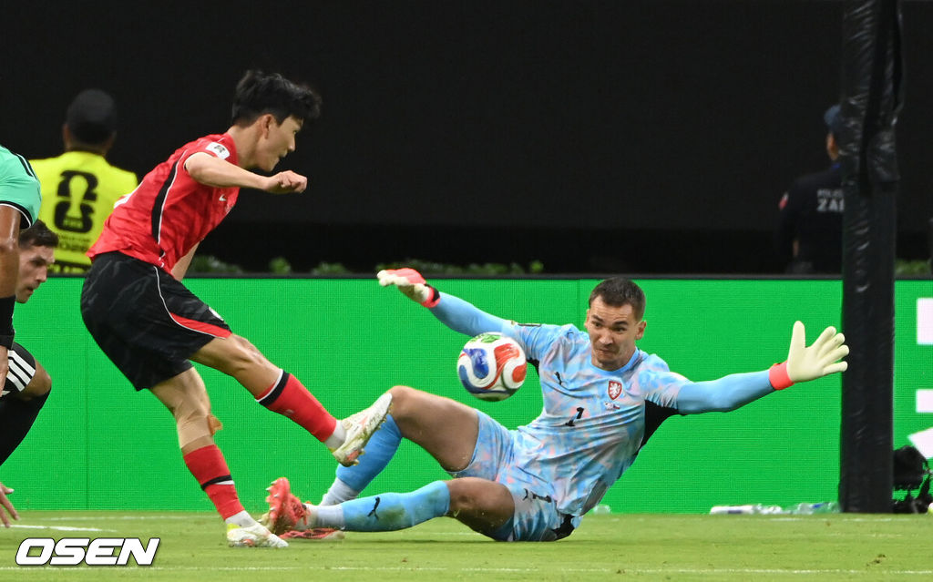  12일 (한국시간) 멕시코 에스타디오 과달라하라에서 2026 국제축구연맹(FIFA) 북중미 월드컵 A조 조별리그 1차전 대한민국과 체코의 경기가 열렸다.대표팀은 체코전을 시작으로 19일 개최국 멕시코와 같은 장소에서 격돌한 뒤, 25일 몬테레이 BBVA 스타디움에서 남아프리카공화국과 최종전을 치른다.후반 황인범이 동점골을 넣고 있다.2026.06.12 /sunday@osen.co.kr