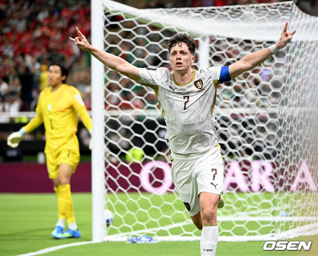 12일 (한국시간) 멕시코 에스타디오 과달라하라에서 2026 국제축구연맹(FIFA) 북중미 월드컵 A조 조별리그 1차전 대한민국과 체코의 경기가 열렸다.대표팀은 체코전을 시작으로 19일 개최국 멕시코와 같은 장소에서 격돌한 뒤, 25일 몬테레이 BBVA 스타디움에서 남아프리카공화국과 최종전을 치른다.후반 크레이치가 선제골을 넣고 기뻐하고 있다.2026.06.12 /sunday@osen.co.kr